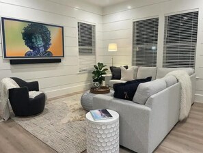 Smart-tv, tv-spel, ett bordtennisbord och böcker