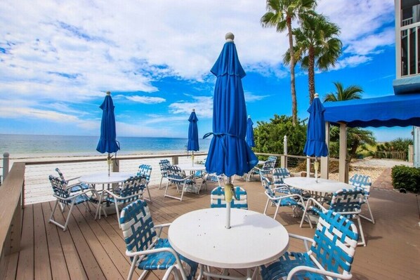Outdoor dining - Bel-Aire Beach Club (Fort Myers Beach)