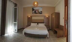 Minibar, bed sheets - Samir Hotel (Algiers)