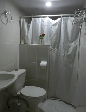 Douche, bidet, serviettes fournies
