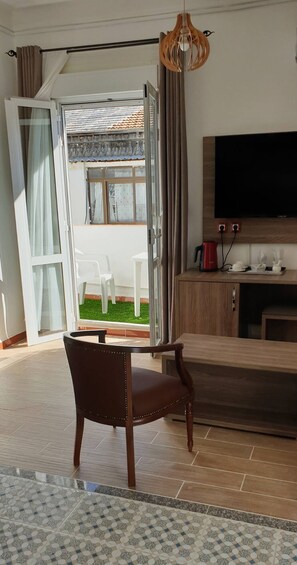 Minibar, bed sheets - Samir Hotel (Algiers)