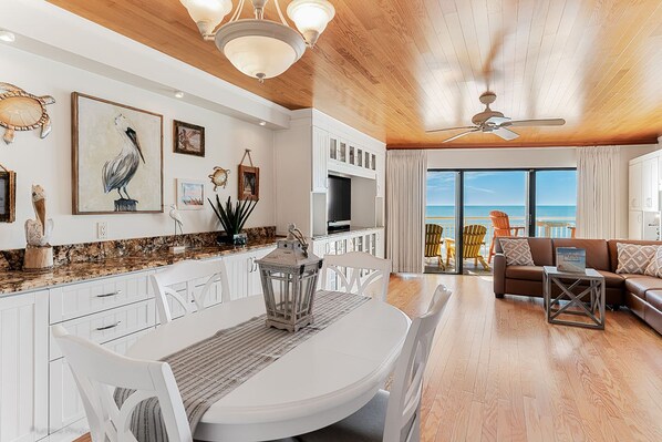 TV, DVD player - Chateaux 307 - GULF FRONT Condo - Timeless Sunsets (Indian Shores)