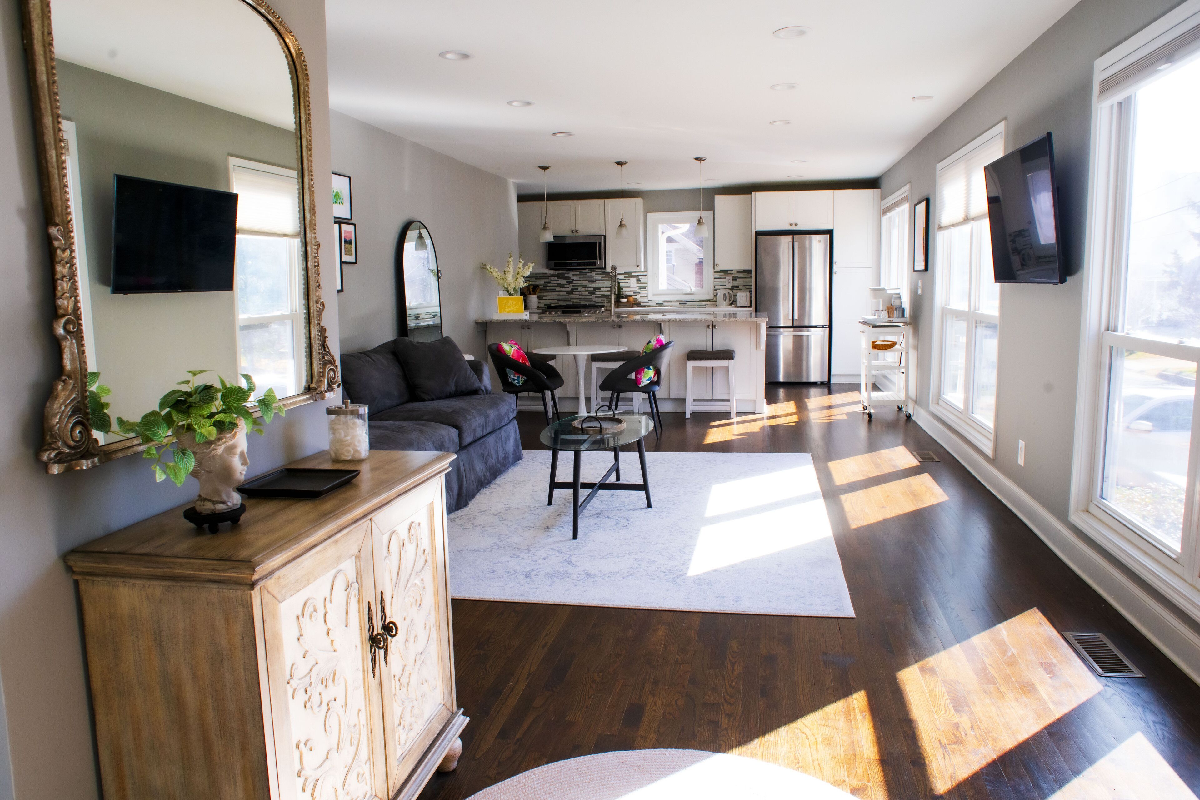 Smart-tv en een computerscherm