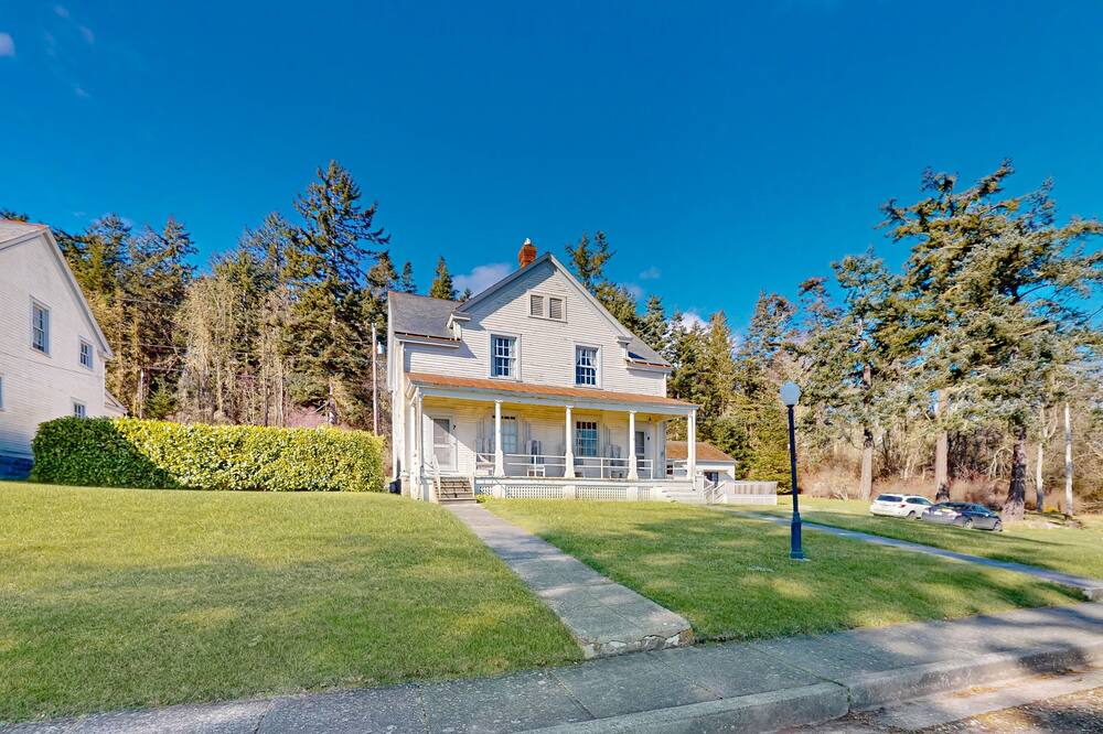 Duplex cottage next to Fort Casey State Park with porch & Puget Sound view