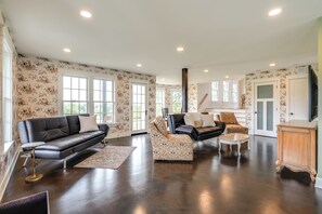 Smart TV - The White House - best view in CVNP (Northfield)