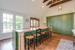 Fridge, microwave, oven, stovetop - The White House - best view in CVNP (Northfield)