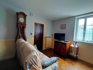 Smart TV, ping pong, books, stereo