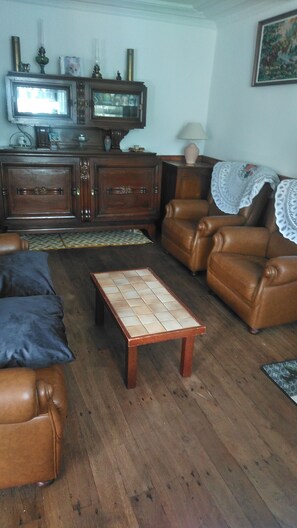 Smart-TV, Tischtennisplatte, Bücher, Stereoanlage