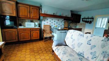 Smart TV, tavolo da ping pong, libri, impianto stereo