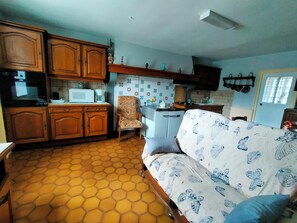 Smart TV, ping pong, books, stereo