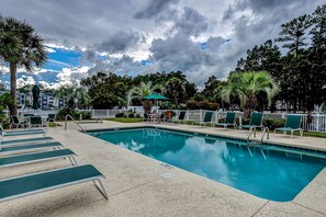 Pool - Sunny condo with on-site pool, hot tub, & golf course - balcony, W/D, & AC (Myrtle Beach)