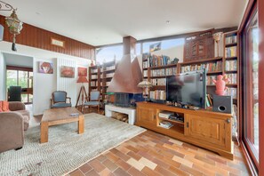 TV, fireplace, DVD player