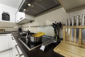 Fridge, oven, dishwasher, coffee/tea maker