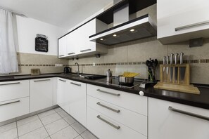 Kühlschrank, Ofen, Geschirrspüler, Wasserkocher mit Kaffee-/Teezubehör