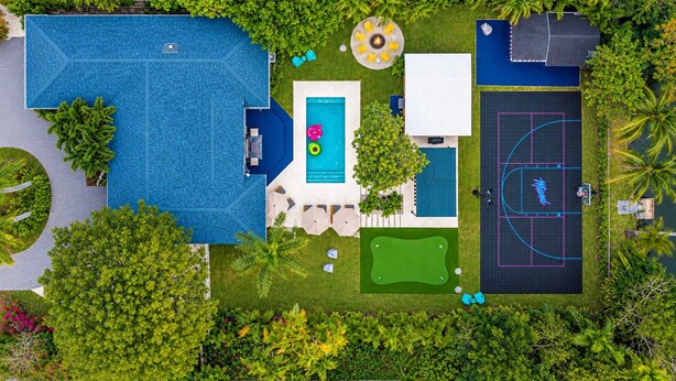Il s’agit d’une propriété résidentielle dotée d’une piscine, d’un court de tennis et d’un petit jardin.