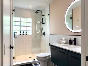 Een douche, een haardroger, handdoeken, zeep