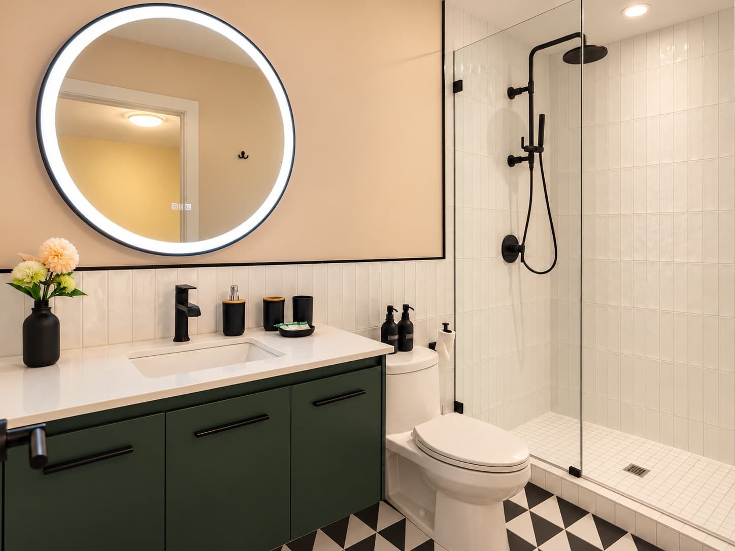 Ein modernes Badezimmer mit rundem Spiegel, Toilette, Dusche und Waschbecken mit Blumen.'