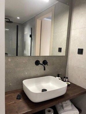 Ducha, secador de pelo, toallas y jabón