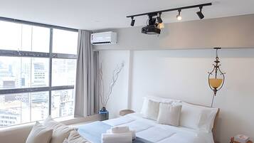 Comfort Studio | 1 bedroom, desk, blackout drapes, WiFi (free)