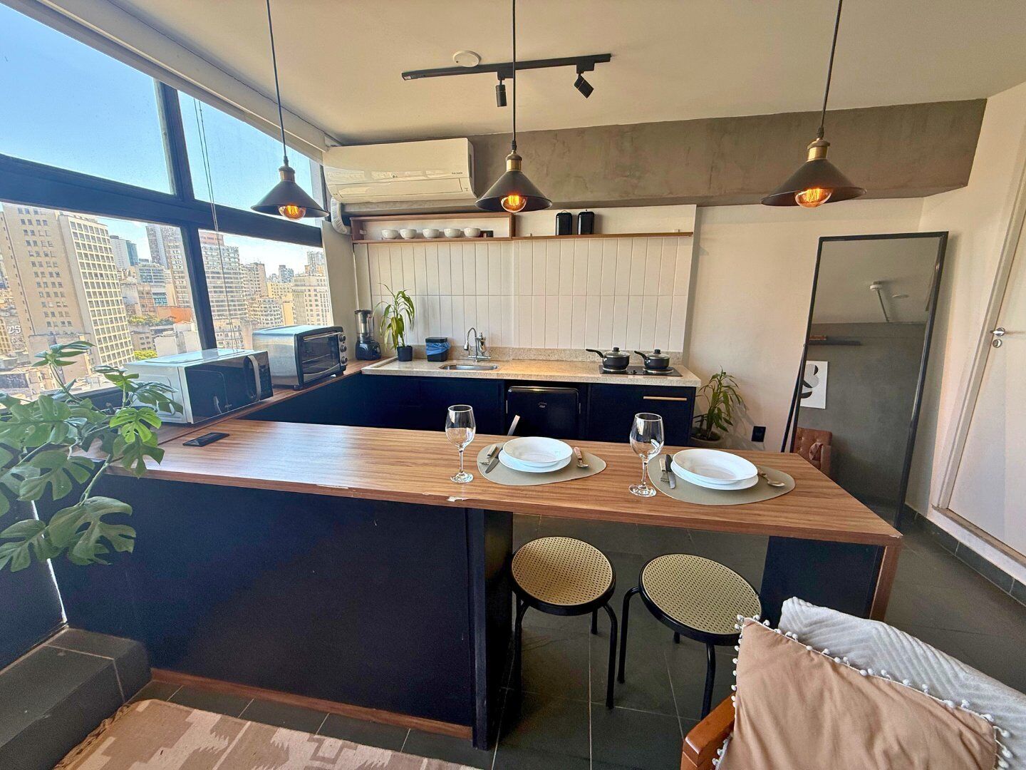 Executive Studio | Private kitchen | Mini-fridge, microwave, stovetop, cookware/dishes/utensils