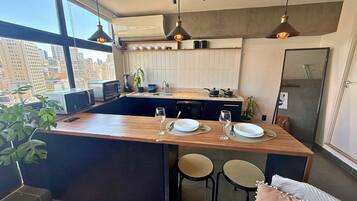 Executive Studio | Private kitchen | Mini-fridge, microwave, stovetop, cookware/dishes/utensils