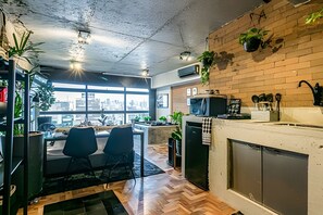 Comfort-studiolejlighed | Privat køkken | Minikøleskab, mikrobølgeovn, kogeplade, køkkentøj/tallerkener/redskaber
