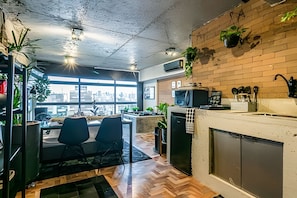 Comfort-studio | Yksityinen keittiö | Minijääkaappi, mikroaaltouuni, liesi