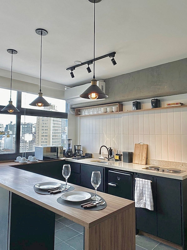 Estúdio | Cozinha privada | Frigobar, micro-ondas, cooktop, talheres/pratos/utensílios de cozinha