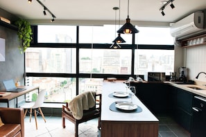 Estúdio | Cozinha privada | Frigobar, micro-ondas, cooktop, talheres/pratos/utensílios de cozinha