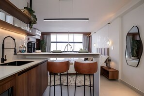 Apartament Elite | Cuina privada | Frigorífic petit, microones i placa de cuina 