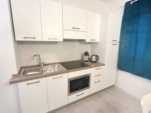 Kühlschrank, Mikrowelle, Herdplatte, Wasserkocher mit Kaffee-/Teezubehör