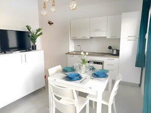 Kühlschrank, Mikrowelle, Herdplatte, Wasserkocher mit Kaffee-/Teezubehör