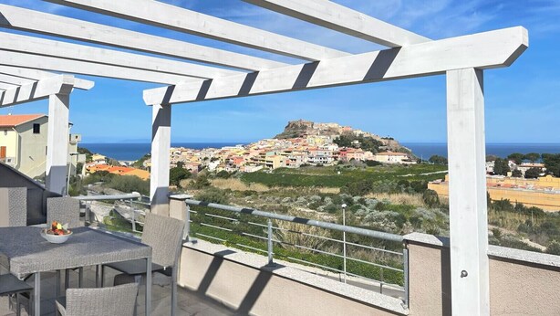 An outdoor terrace with a view of a hilltop town and the sea. - Affittimoderni Castelsardo The Sun - CSSO11 (Castelsardo)