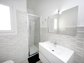 Douche, sèche-cheveux