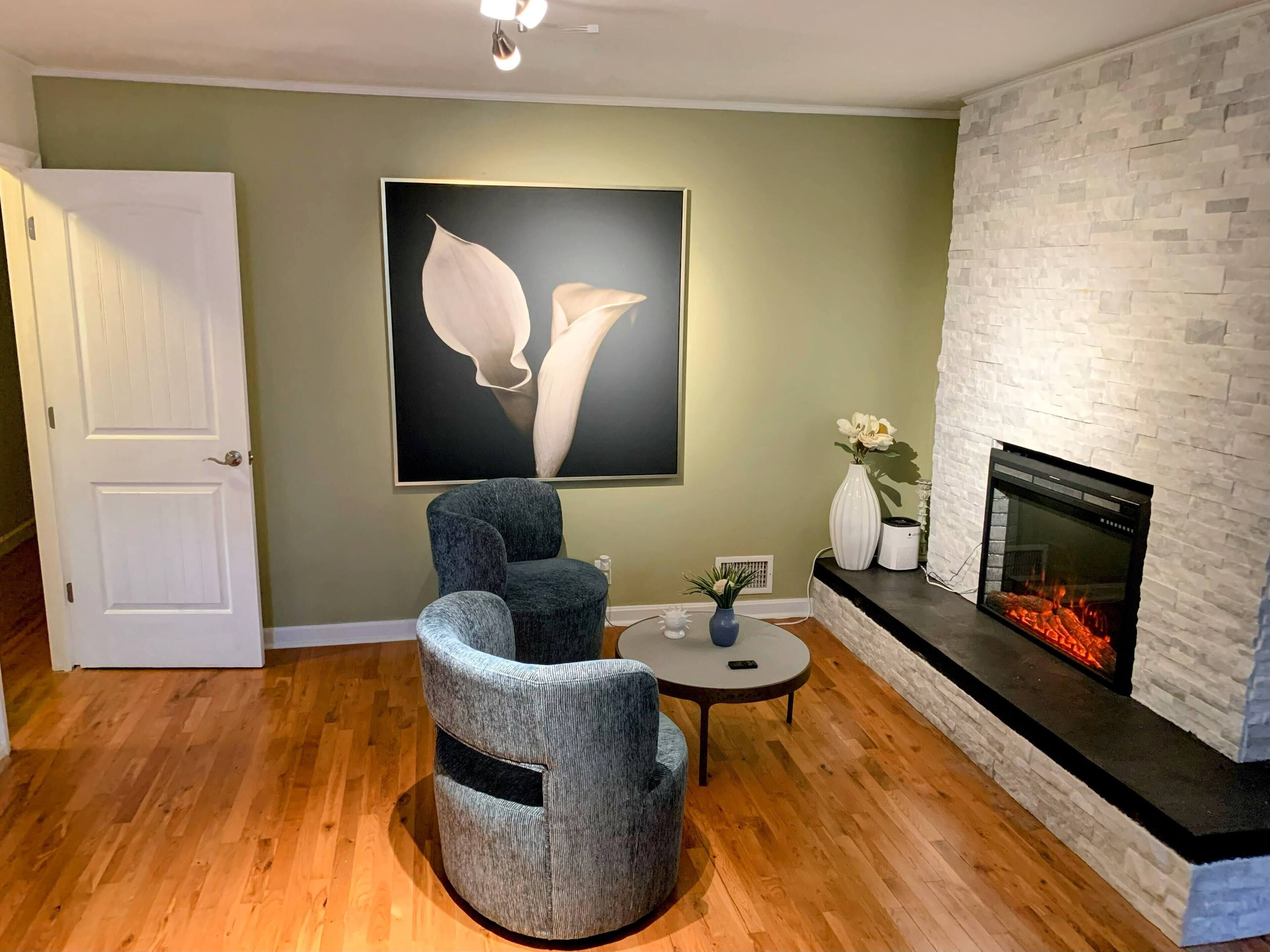 Cozy home at the front gate and steps away from the Augusta Nationals w 4BR.