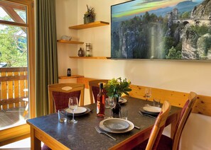 Dining - Sandsteinwohnung mit 2 Schlafzimmern, Balkonen und Kamin im Sandsteinidyll (Rathen)