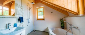 Haartrockner, Handtücher, Toilettenpapier