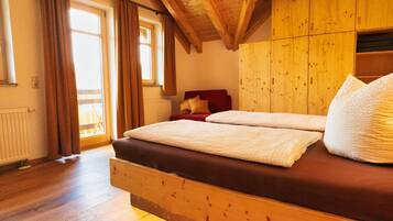 2 bedrooms, travel crib, free WiFi, bed sheets