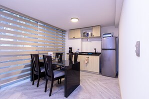 Comfort-Apartment, 1 King-Bett und Schlafsofa, Küche | Eigene Küche | Kühlschrank, Mikrowelle, Herdplatte, Wasserkocher mit Kaffee-/Teezubehör