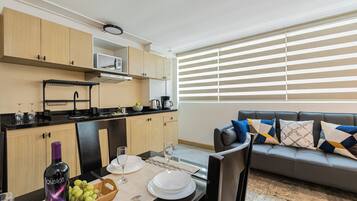 Apartemen Standar, 1 Tempat Tidur King dengan tempat tidur Sofa, dapur | Dapur pribadi | Lemari es, microwave, kompor, dan mesin pembuat kopi/teh