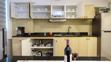 Comfort Apartment, 2 Bedrooms, Kitchen | Private kitchen | Fridge, microwave, stovetop, coffee/tea maker
