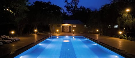 Piscine extérieure, maßtres-nageurs sur place