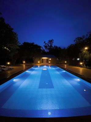 Piscina externa, salva-vidas no local