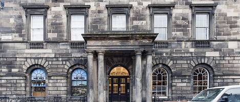 المنشأة من الخارج