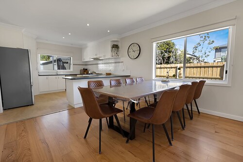 Lilly G - Nestled just 250 meters from the scenic Lakes Entrance shoreline