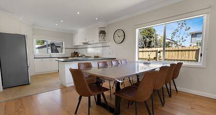 Lilly G - Nestled just 250 meters from the scenic Lakes Entrance shoreline