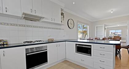 Lilly G - Nestled just 250 meters from the scenic Lakes Entrance shoreline