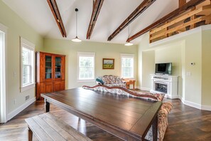 Smart TV - Farm Guesthouse in CVNP near Brandywine Falls (Northfield)