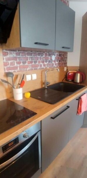 Fridge, microwave, oven, stovetop - Confort au Pied du Tram (Bordeaux)