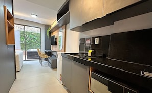 Suite de luxe | Cuina privada | Frigorífic petit, microones i rentaplats